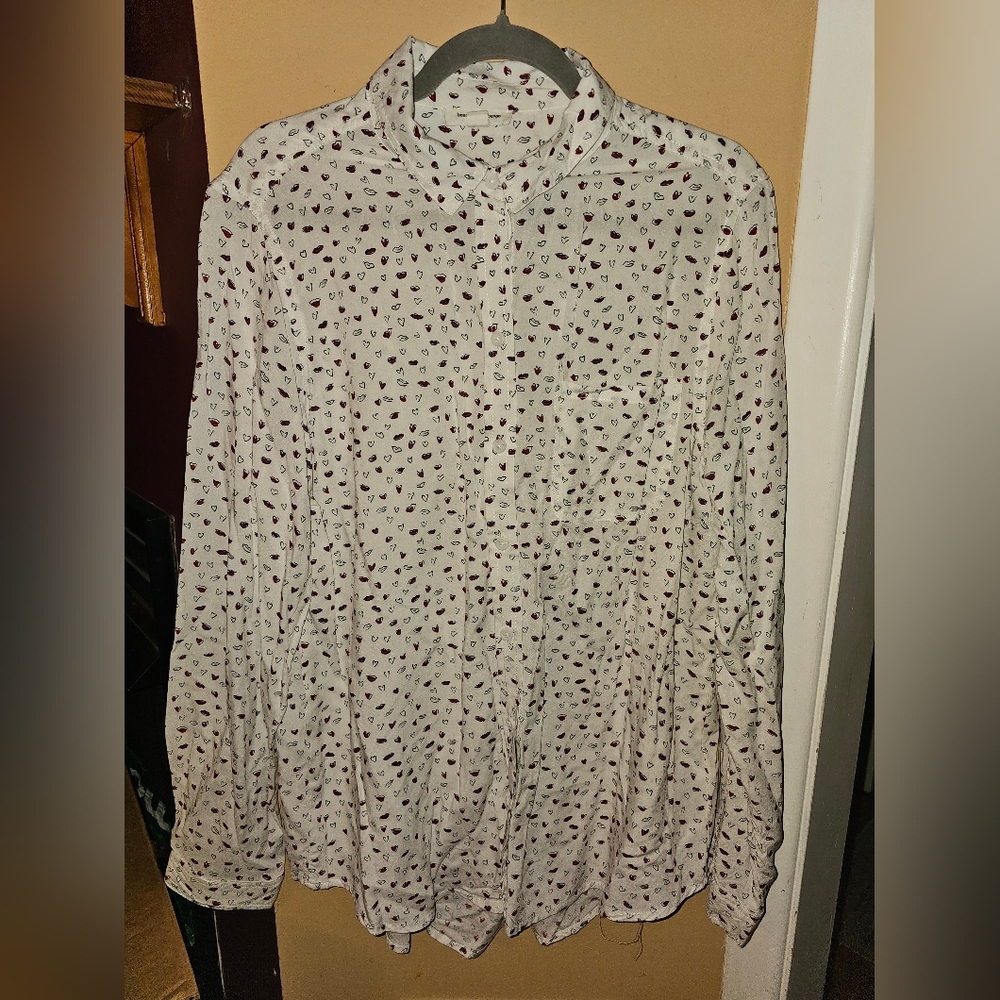 Beach Lunch Lounge White and Red Heart Lips Button Down Blouse, Women's Size L